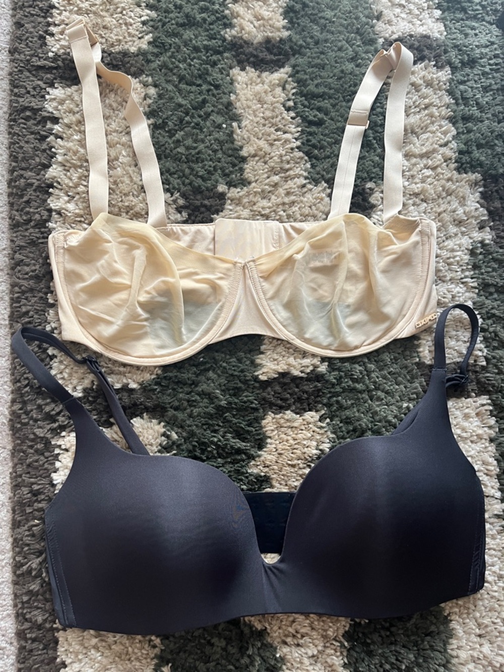 SKIMS Two-Pack Bras in Cream and Black 38D